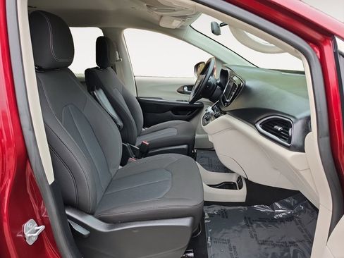 Used 2020 Chrysler Voyager L FWD image 15