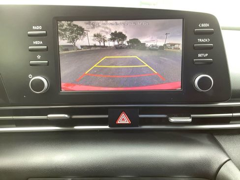 Used 2022 Hyundai Elantra SE image 25