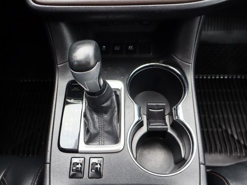 Used 2017 Toyota Highlander XLE AWD/4WD image 39