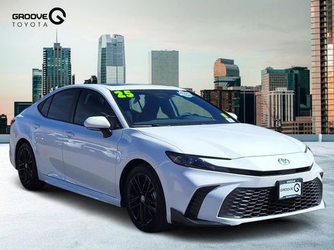 Used 2025 Toyota Camry SE w/ Multimedia Upgrade Package image 7