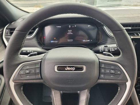 New 2025 Jeep Grand Cherokee Limited w/ Luxury Tech Group II RWD image 24