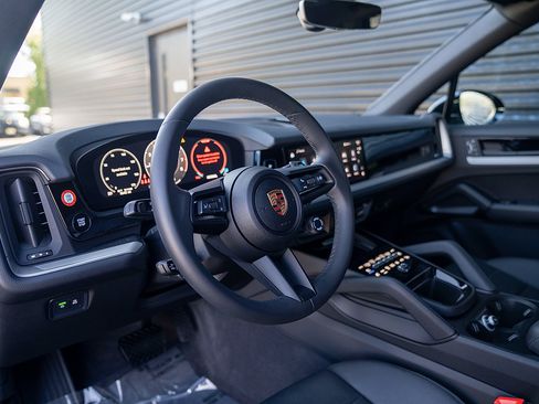 Certified 2025 Porsche Cayenne image 4