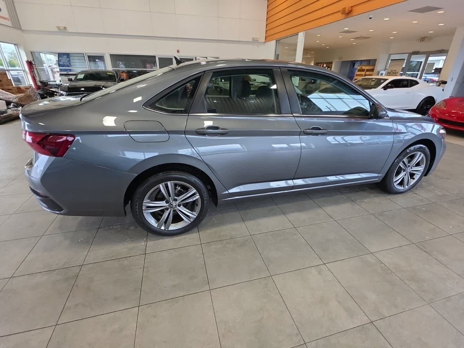 Used 2024 Volkswagen Jetta SE FWD image 5