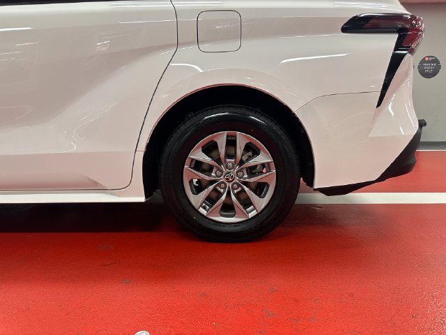 Certified 2025 Toyota Sienna LE FWD image 28
