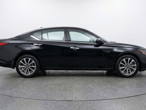 Used 2025 Nissan Altima 2.5 SV FWD image 11