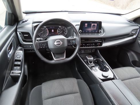 Used 2025 Nissan Rogue SV AWD/4WD image 4