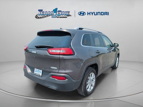 Used 2017 Jeep Cherokee Latitude w/ Comfort & Sound Group FWD image 8