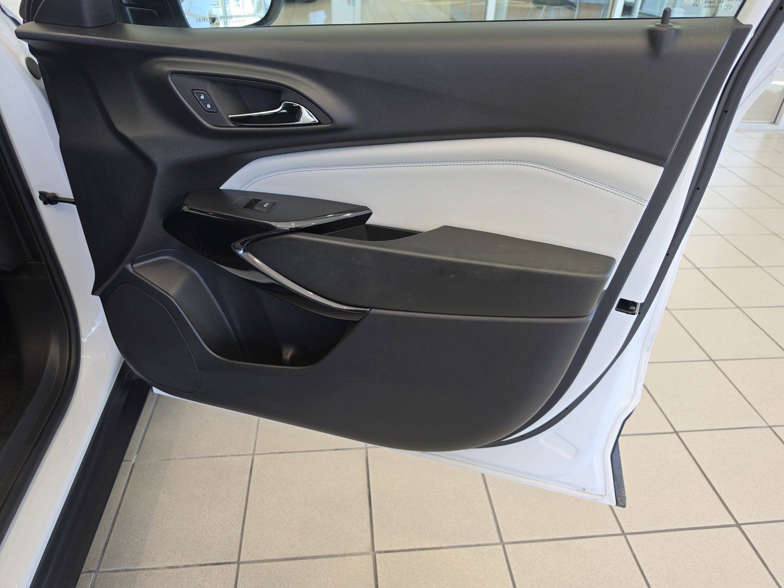 Used 2025 Chevrolet Trax LT FWD image 22