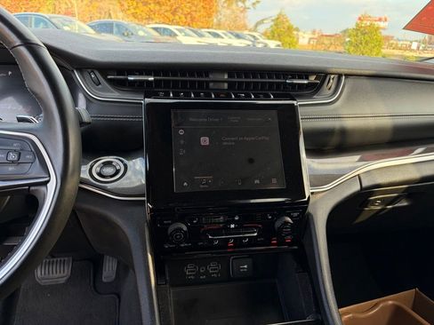 Used 2022 Jeep Grand Cherokee Laredo w/ Luxury Tech Group I image 20