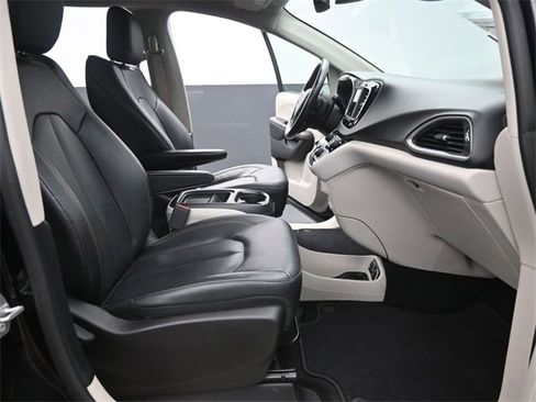Used 2019 Chrysler Pacifica Touring-L image 18