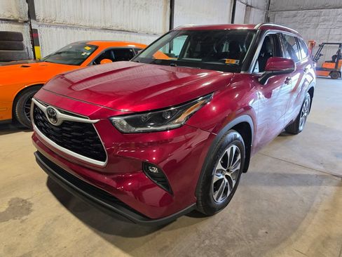 Used 2021 Toyota Highlander XLE AWD/4WD image 1