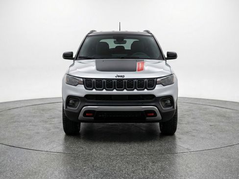Used 2025 Jeep Compass Trailhawk image 2