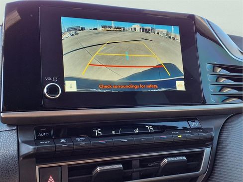 Used 2025 Toyota Camry SE image 18