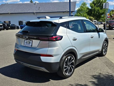 Used 2023 Chevrolet Bolt EUV Premier w/ Sun & Sound Package FWD image 5