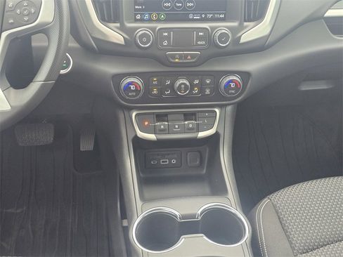 Used 2024 GMC Terrain SLE w/ Driver Convenience Package image 17