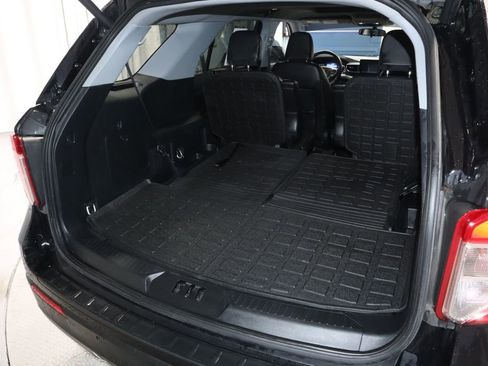 Used 2023 Ford Explorer XLT AWD/4WD image 20