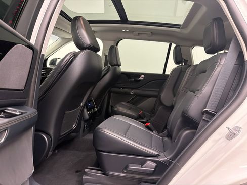 Certified 2025 Lincoln Aviator AWD image 19
