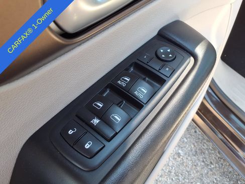 Used 2017 Chrysler Pacifica Premium FWD image 17