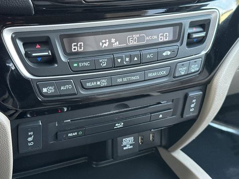 Used 2017 Honda Pilot Touring image 18