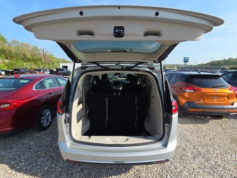 Used 2023 Chrysler Pacifica Touring-L image 14