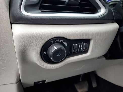 Used 2024 Chrysler Pacifica Touring-L FWD image 13