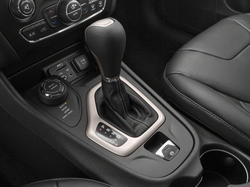 Used 2017 Jeep Cherokee Limited AWD/4WD image 14