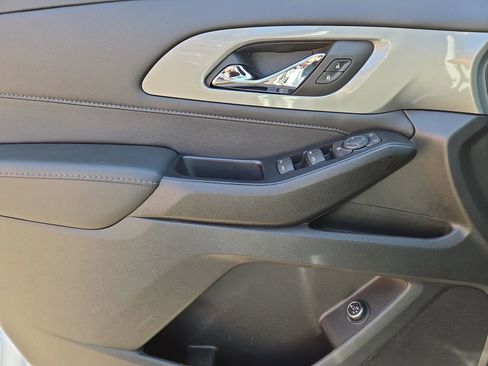 Used 2023 Chevrolet Traverse LT image 15