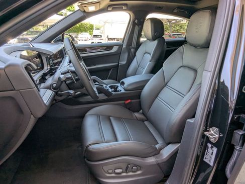 Certified 2025 Porsche Cayenne Coupe image 5