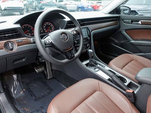 Used 2022 Volkswagen Passat 2.0T image 11