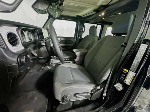 Used 2025 Jeep Wrangler Sahara image 13