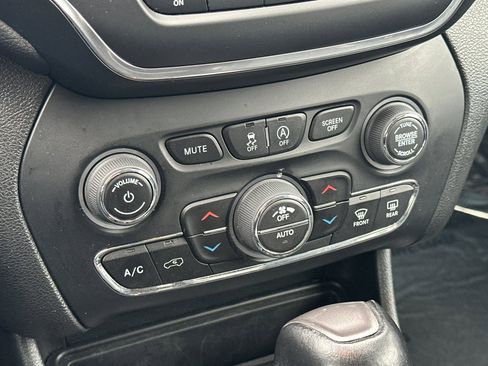 Used 2023 Jeep Cherokee Altitude Lux image 21