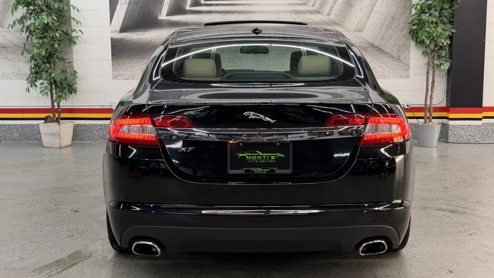 Used 2011 Jaguar XF RWD image 8