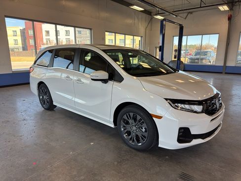 New 2026 Honda Odyssey Touring image 7