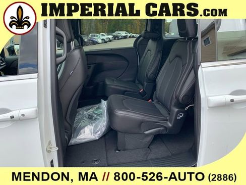 New 2026 Chrysler Pacifica Select image 16