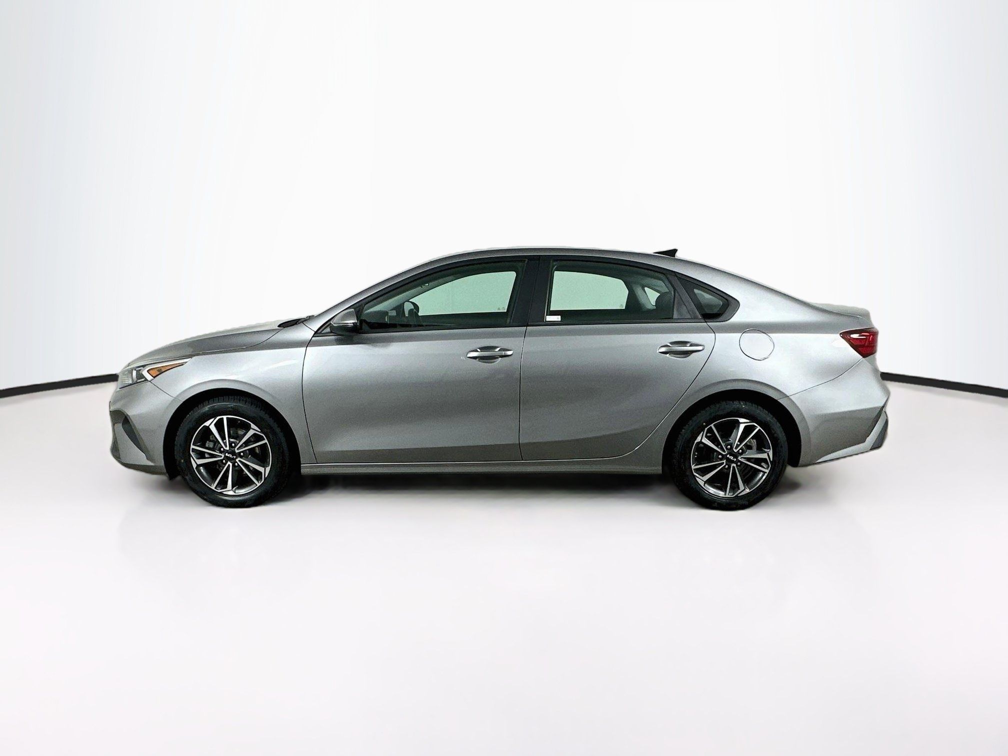 Used 2023 Kia Forte LXS w/ LXS Technology Package FWD image 4