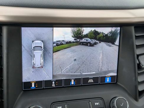 Used 2022 GMC Acadia Denali w/ Denali Technology Package FWD image 21