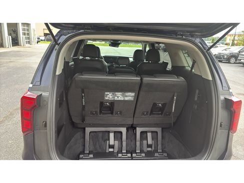 Used 2025 Kia Carnival FWD image 9