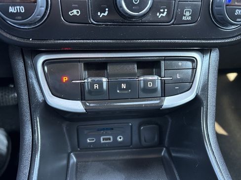 Used 2023 GMC Terrain SLT image 17