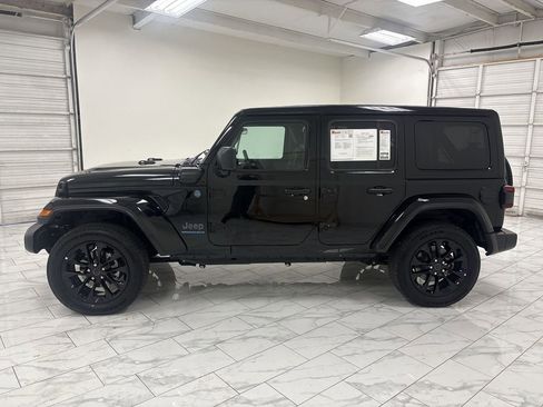 Used 2025 Jeep Wrangler Unlimited Sahara w/ Safety Group AWD/4WD image 5