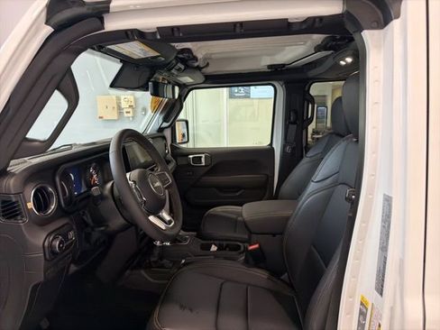 Used 2024 Jeep Wrangler Unlimited Sahara w/ Technology Group AWD/4WD image 12
