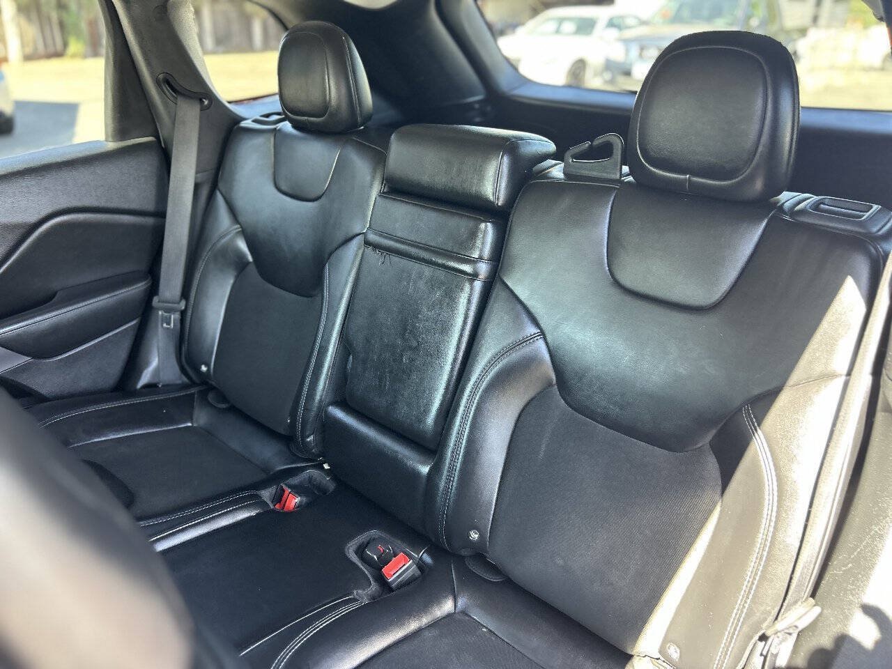 Used 2019 Jeep Cherokee Latitude Plus w/ Comfort/Convenience Group AWD/4WD image 17