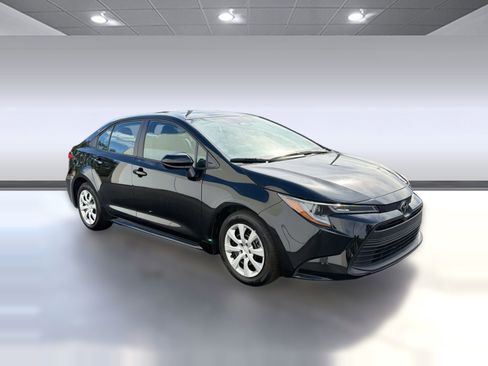 Used 2025 Toyota Corolla LE image 7