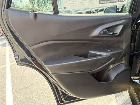 Used 2025 Chevrolet Trax RS w/ Sunroof Package image 21