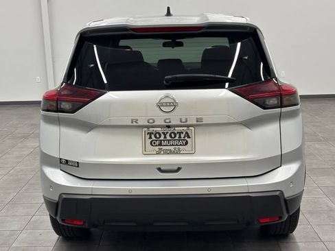 Used 2024 Nissan Rogue S FWD image 3