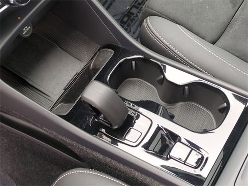 Used 2025 Volvo XC40 B5 Plus image 13