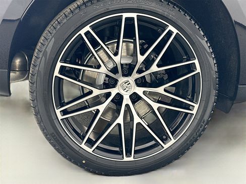 Certified 2025 Porsche Macan image 29