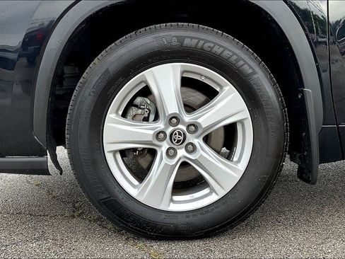 Used 2024 Toyota Highlander LE AWD/4WD image 8