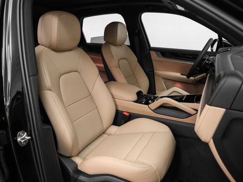 Used 2025 Porsche Cayenne image 19