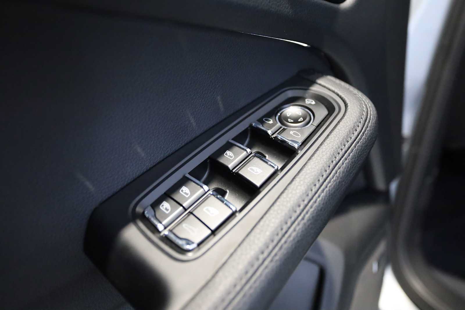 Used 2025 Porsche Macan AWD/4WD image 23