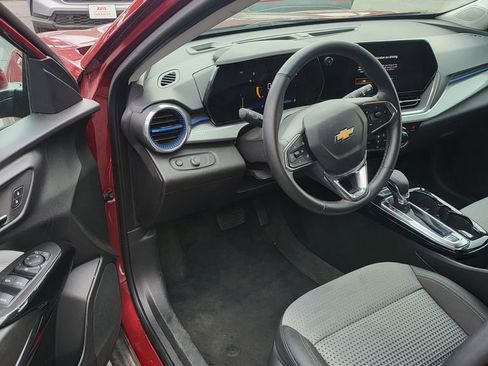 Used 2025 Chevrolet Trax LT w/ LT Convenience Package FWD image 6